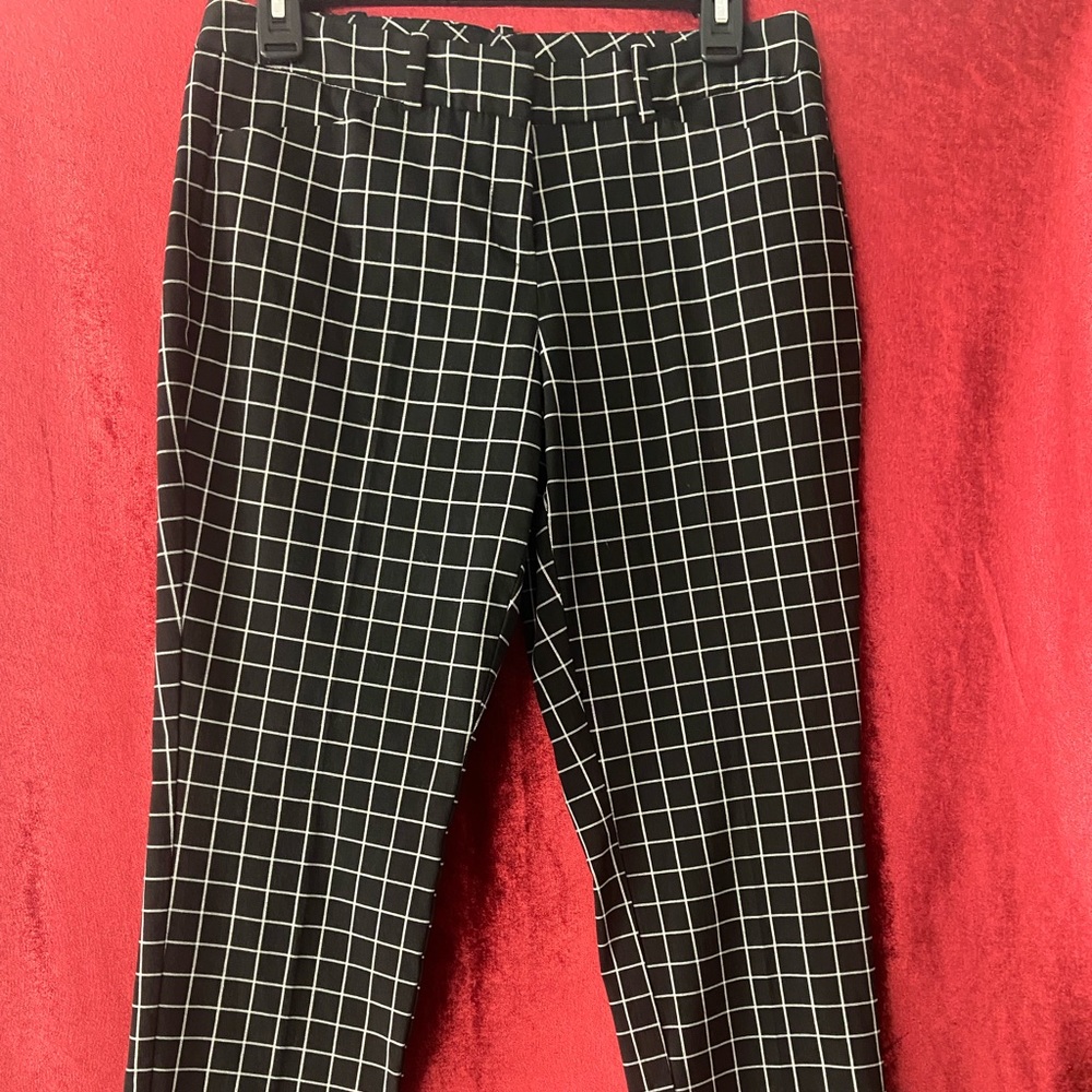 Worthington Cropped Pant size 4 slim in Black & White